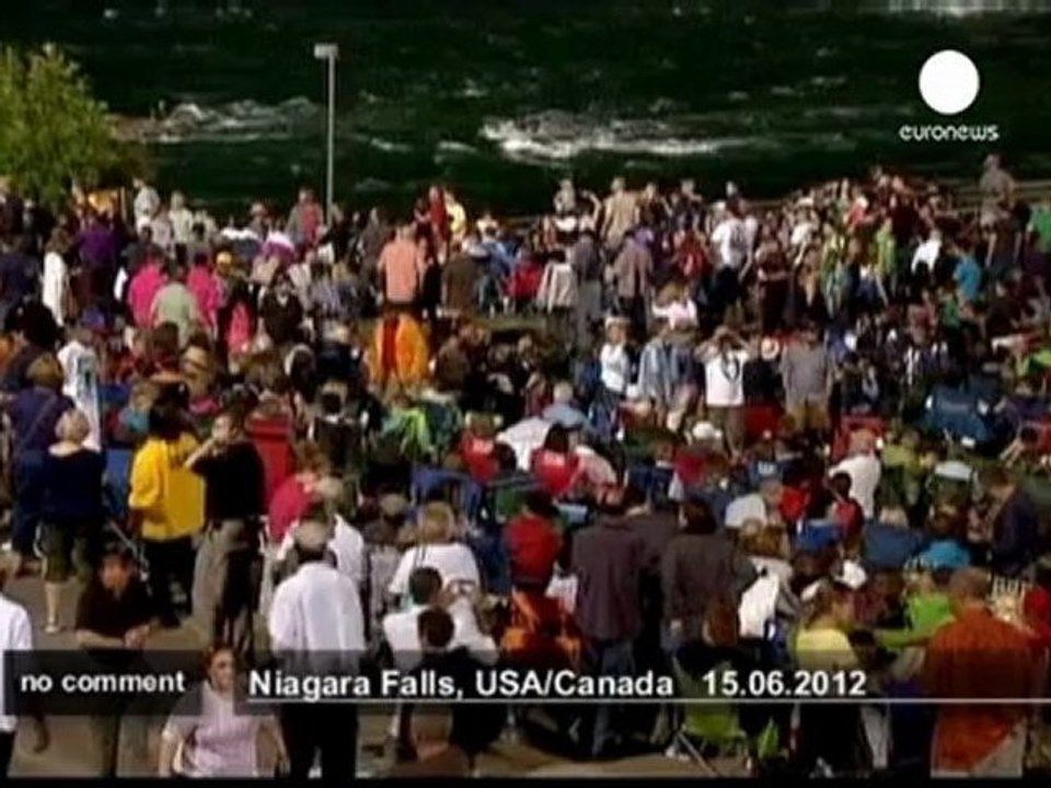 Un funambule traverse les chutes du Niagara - no comment