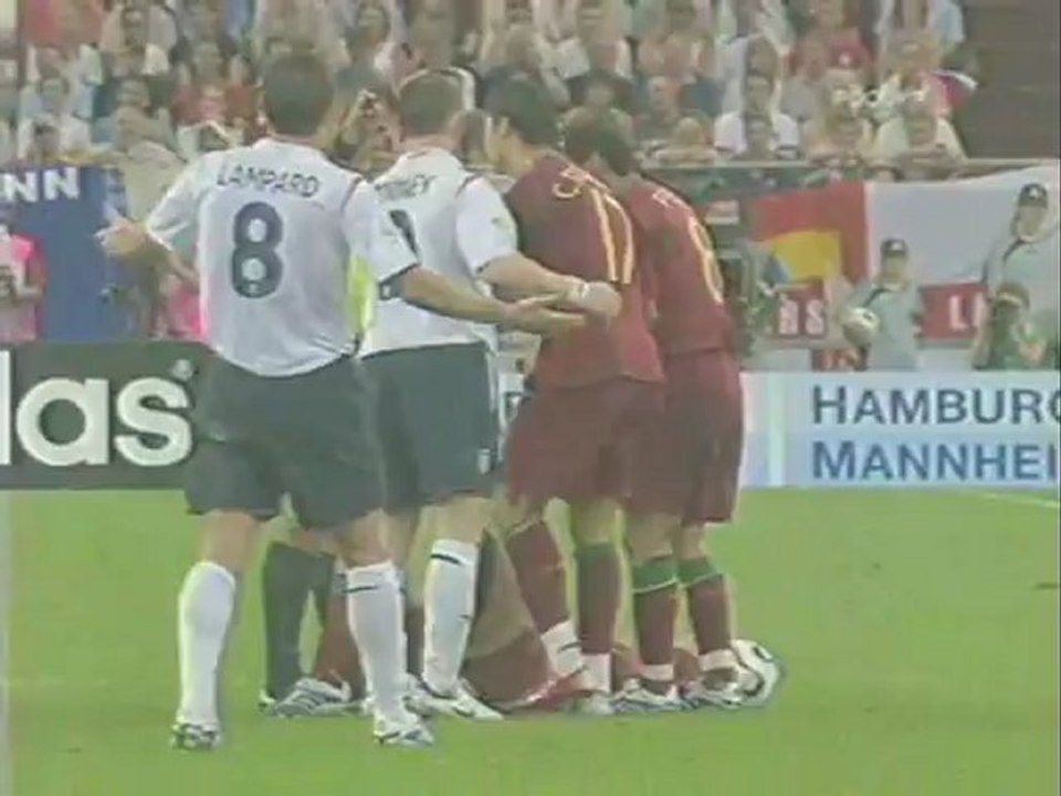 Руни играет в мячи