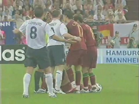 Руни играет в мячи