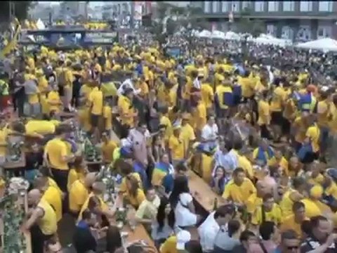 Los hinchas ingleses y suecos disfrutan en Kiev