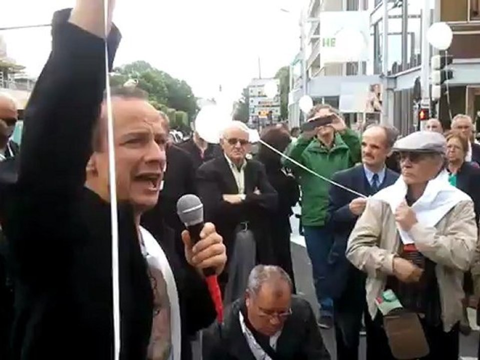 Justice & Verité pour Ali Ziri. Lâcher de ballons. Argenteuil, le samedi 9 juin 2012.