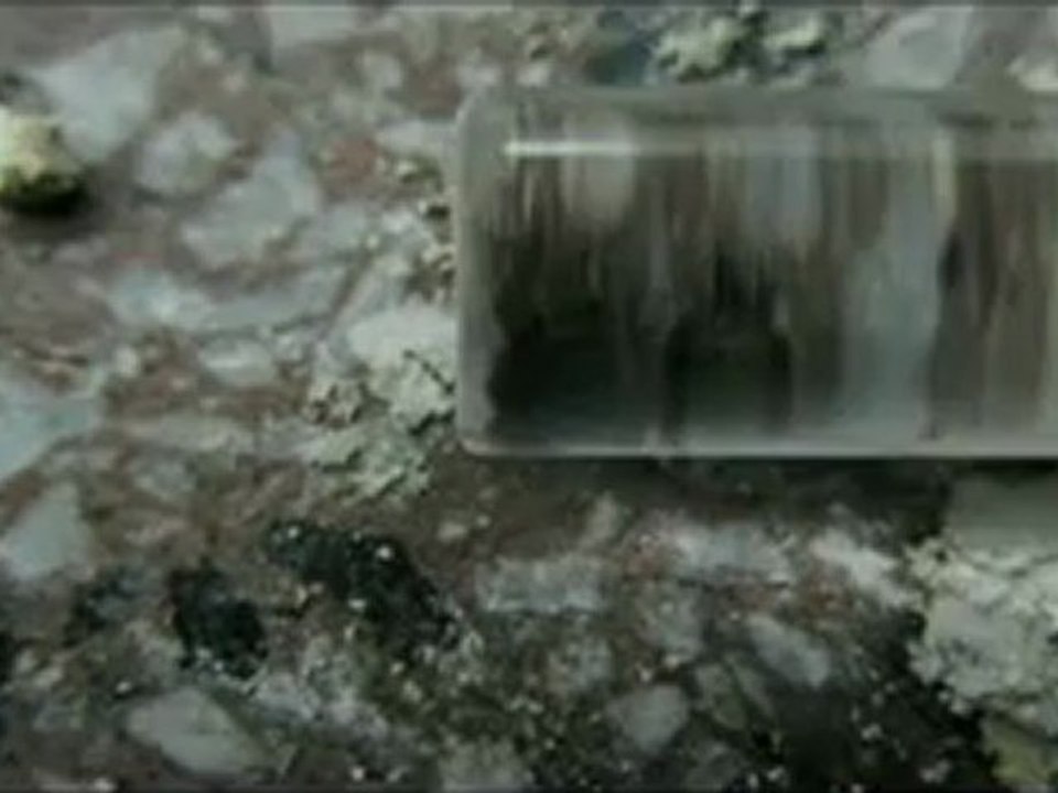 Tribolumineszierende krümel zerplatzen