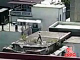 Casoria (NA) - Camorra, boss si rifugia sui tetti e minaccia di lanciarsi nel vuoto (14.06.12)