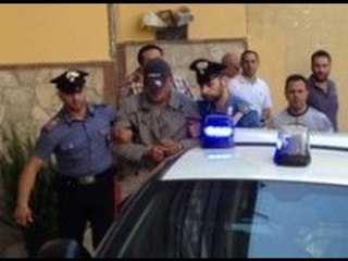 Casoria (NA) - Camorra, boss si rifugia sui tetti e minaccia di lanciarsi nel vuoto (live 14.06.12)