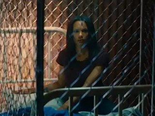 Savages - Lado shows O her accomodations