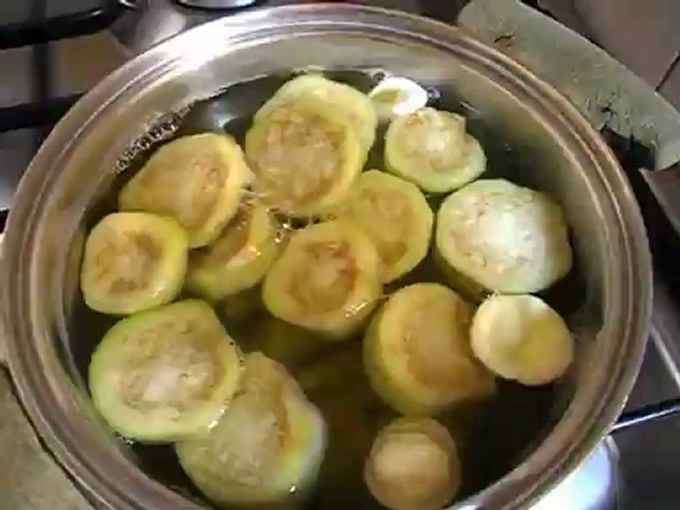 Faire bouillir les courgettes, ajouter les maritati de la Poilles et saler - La recette