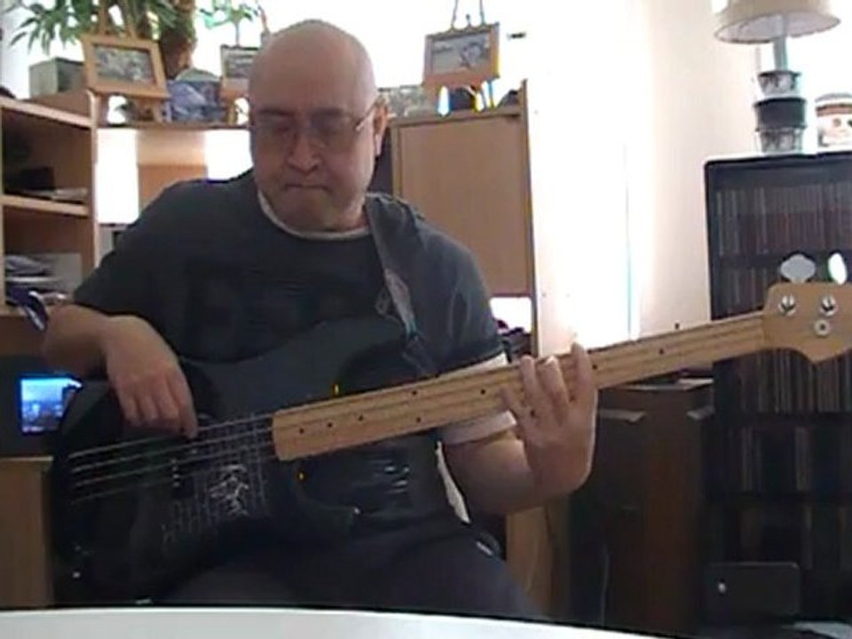 Dont stop till you got enough basscover Bob Roha