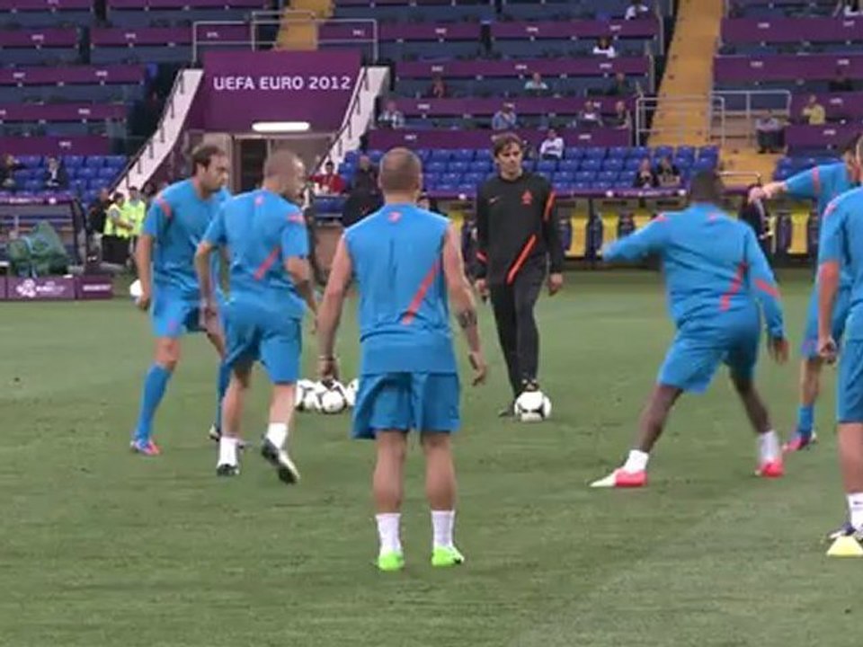 Holland cling to hope as Portugal eye last eight
