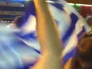 Έλληνες σταματούν λεωφορείο-κλαμπ και πανηγυρίζουν όλοι μαζι