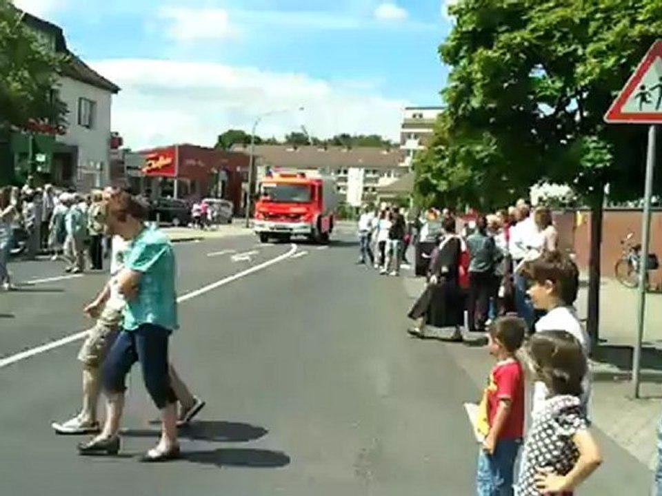 Schützenfest in Birkesdorf Tag 2. - Festzug - Abmarsch zum Festzelt