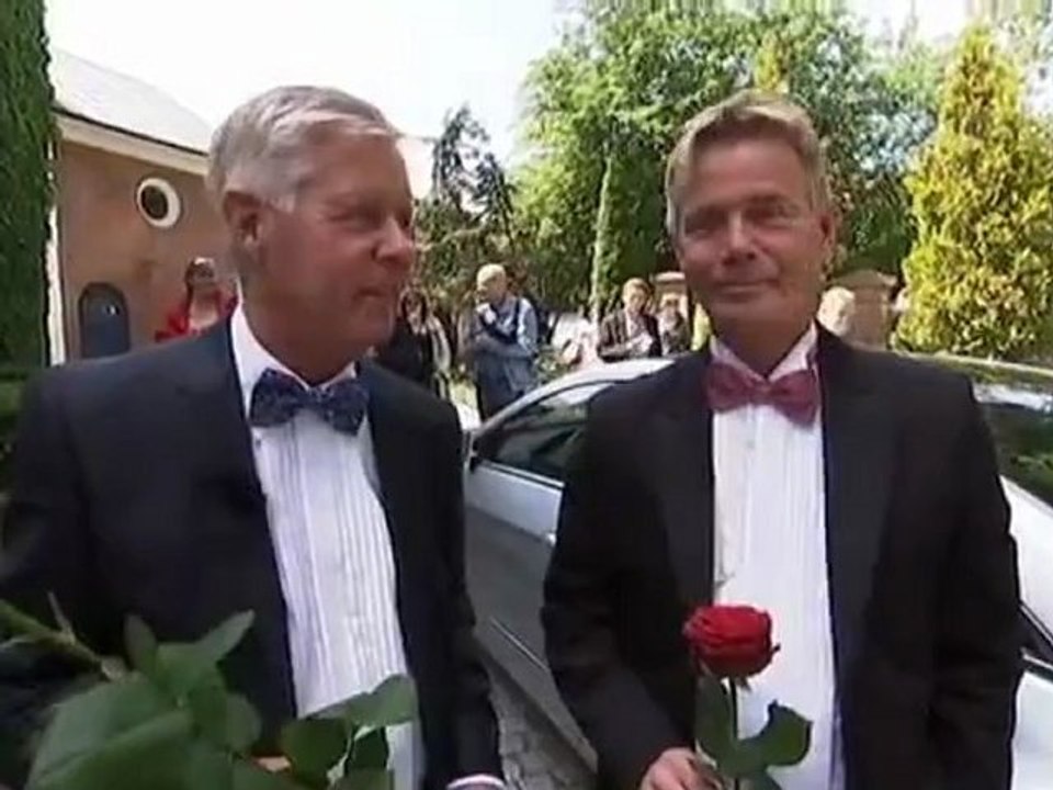 euronewsru - Дания гомосексуальную пару обвенчали в церкви [H.264 360p]