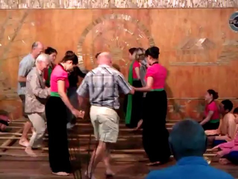 Dance des bambous - Tonkin Voyage - agence de voyage locale Vietnam