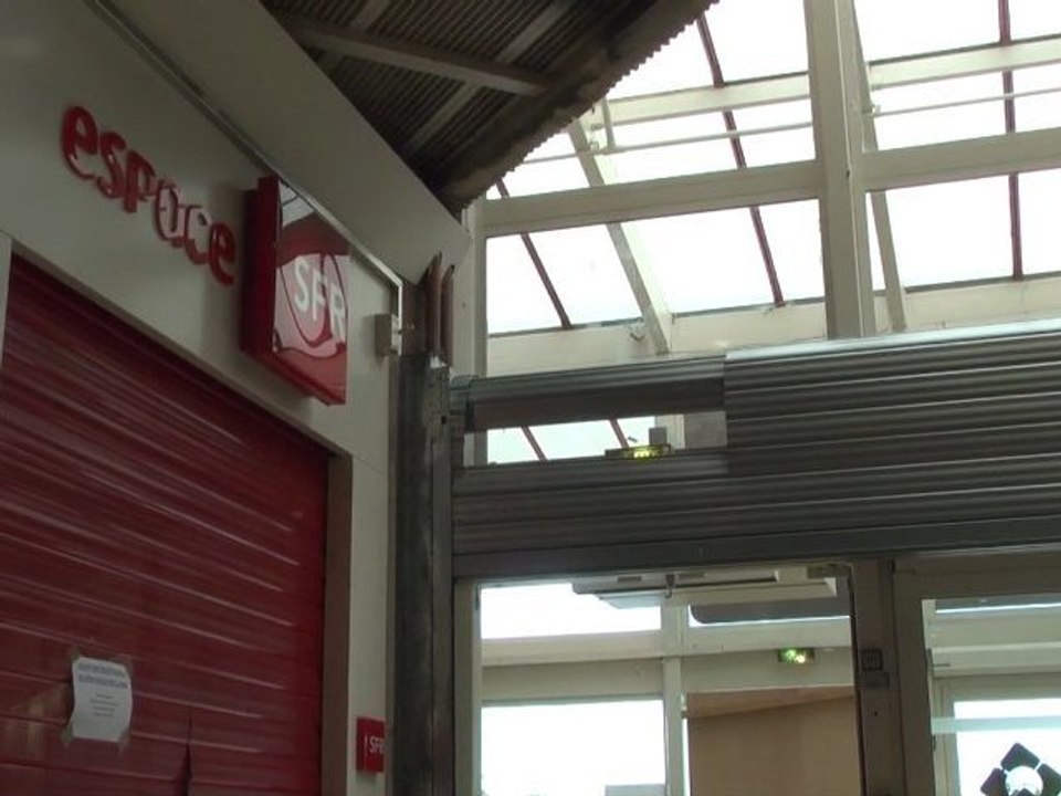 Les boutiques SFR et Bouygues Telecom dévalisées à Carcassonne, galerie Géant Salvaza, dans la nuit de dimanche à lundi 18 juin 2012 :