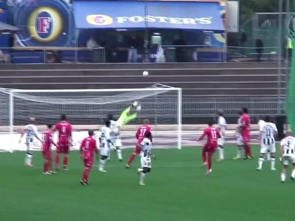 Un coup-franc à la trajectoire vraiment folle !