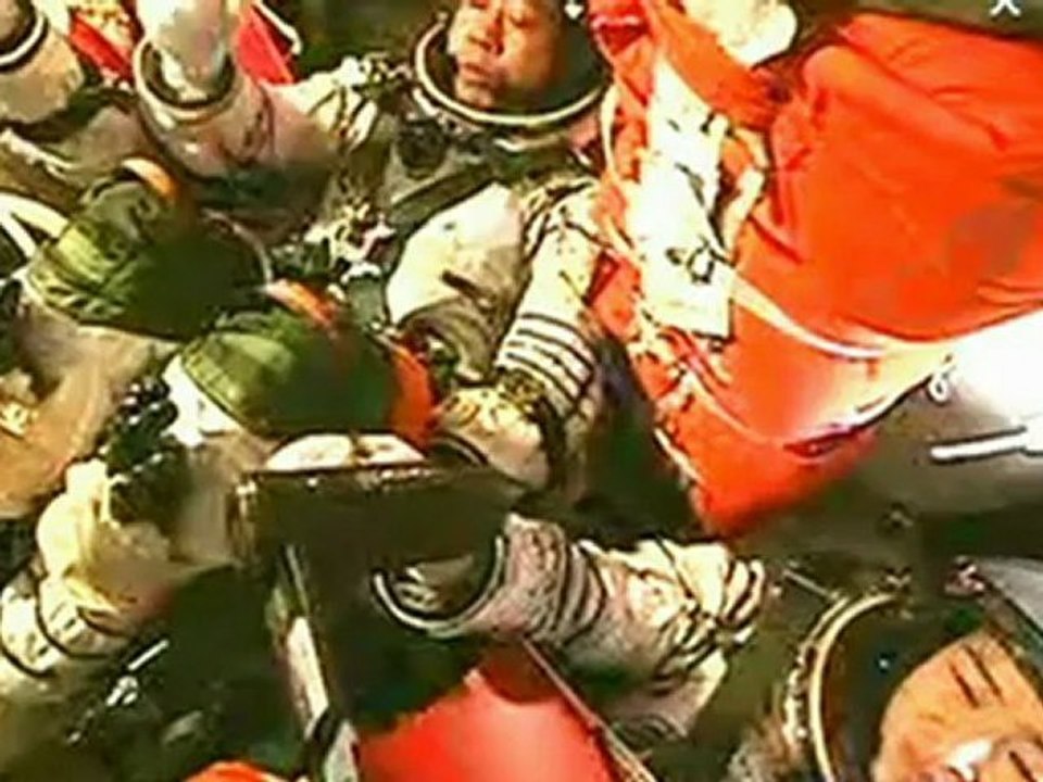 China's Shenzhou 9 capsule docks with orbiting space module