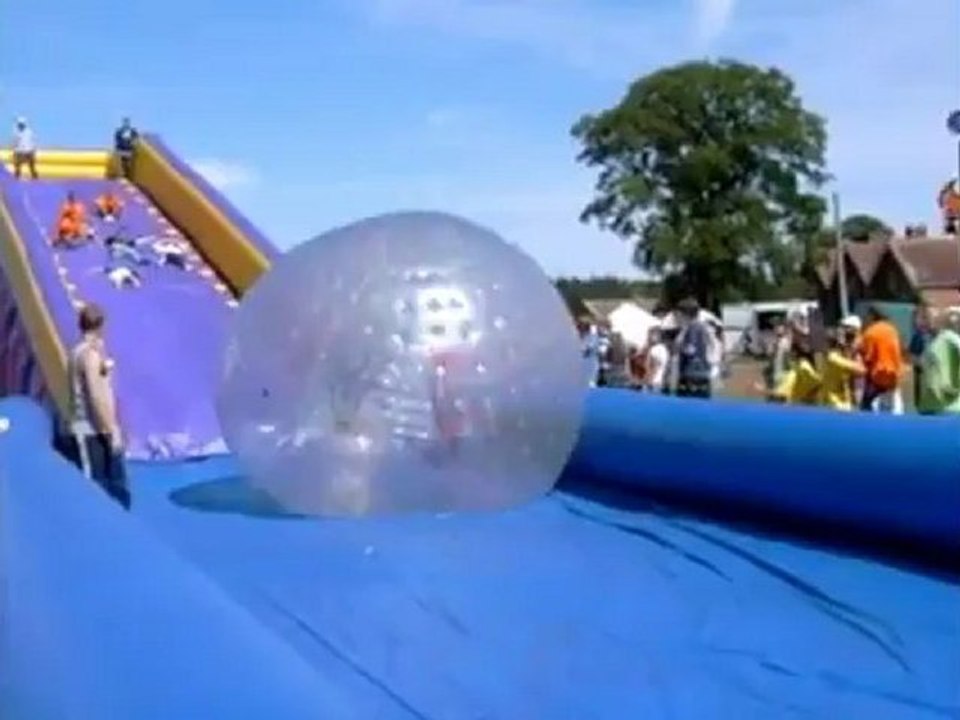 Une Zorb sur la rampe qui passe sur des personnes