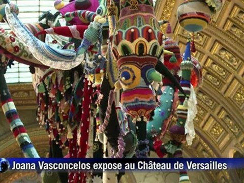 Joana Vasconcelos pose un hélicoptère à plumes à Versailles