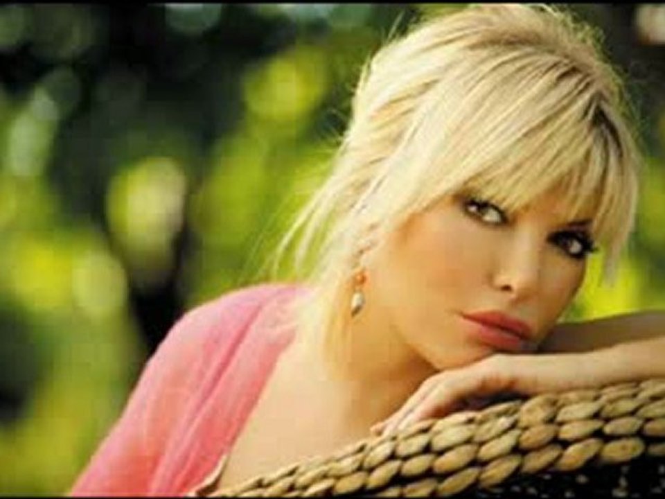 Ajda Pekkan  " Bir günah gibi gizledim seni"