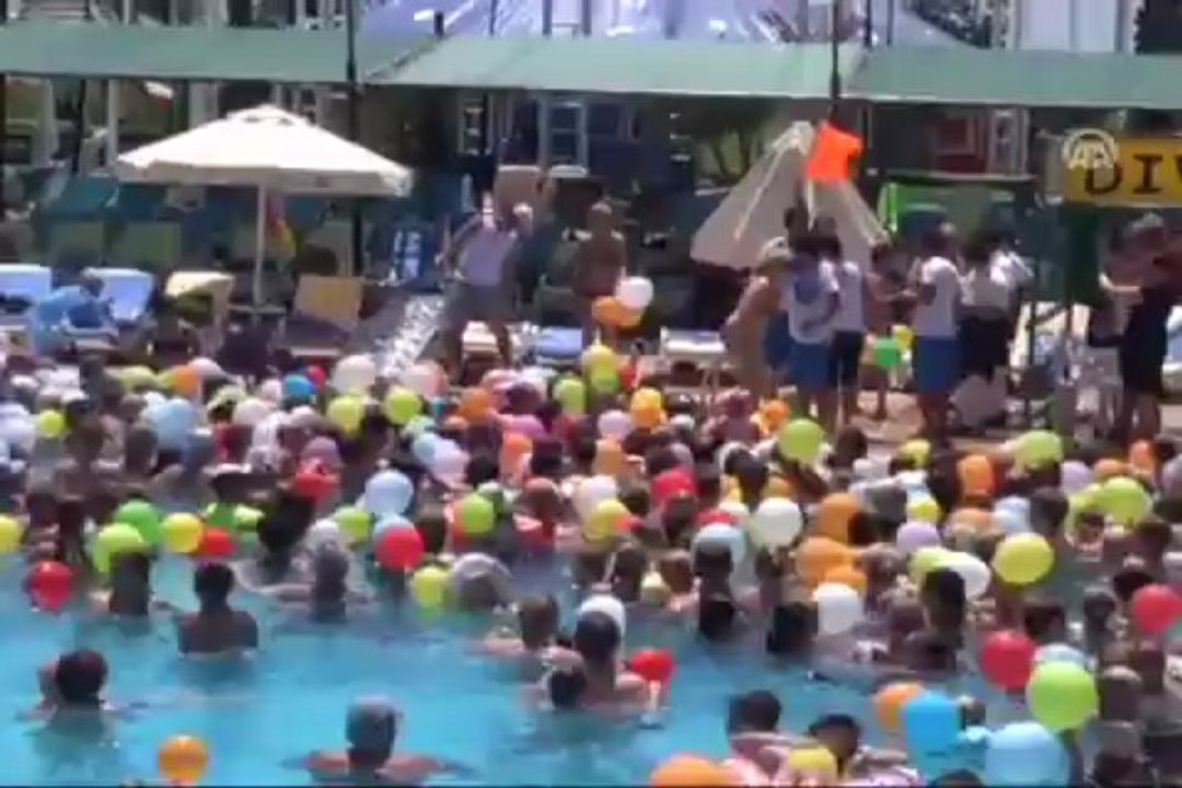Aynı anda 1475 turist havuzda jimnastik yaptı