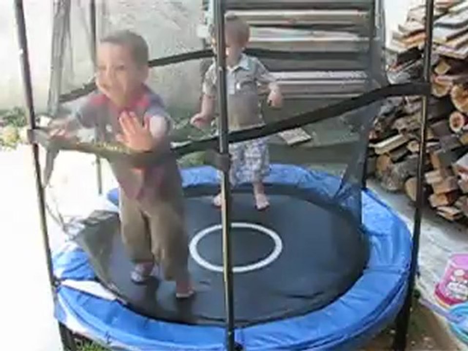 les garcons dans le trampoline