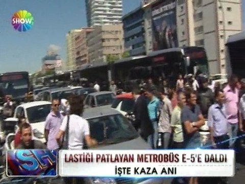 Lastiği patlayan metrobüs E-5' e daldı - 19 haziran 2012