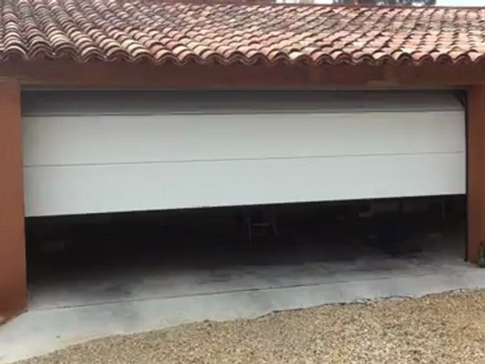 Porte de Garage Sectionnelle plafond G60 max 6m de large posée pas APG Accès Portes de Garage