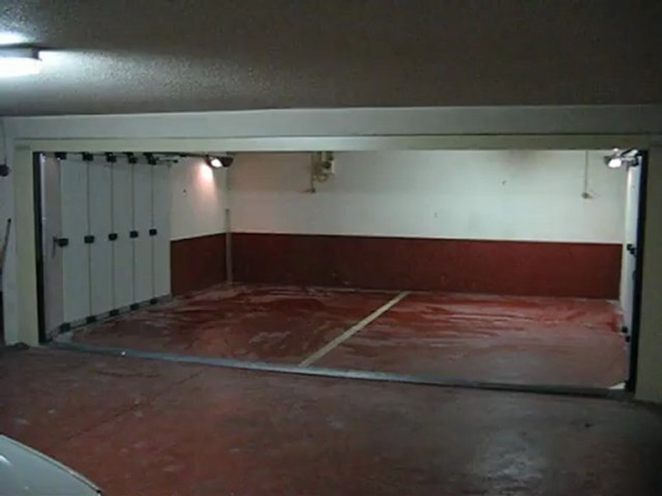 Double porte de garage latérale motorisée et posée par APG Accès Portes de Garage