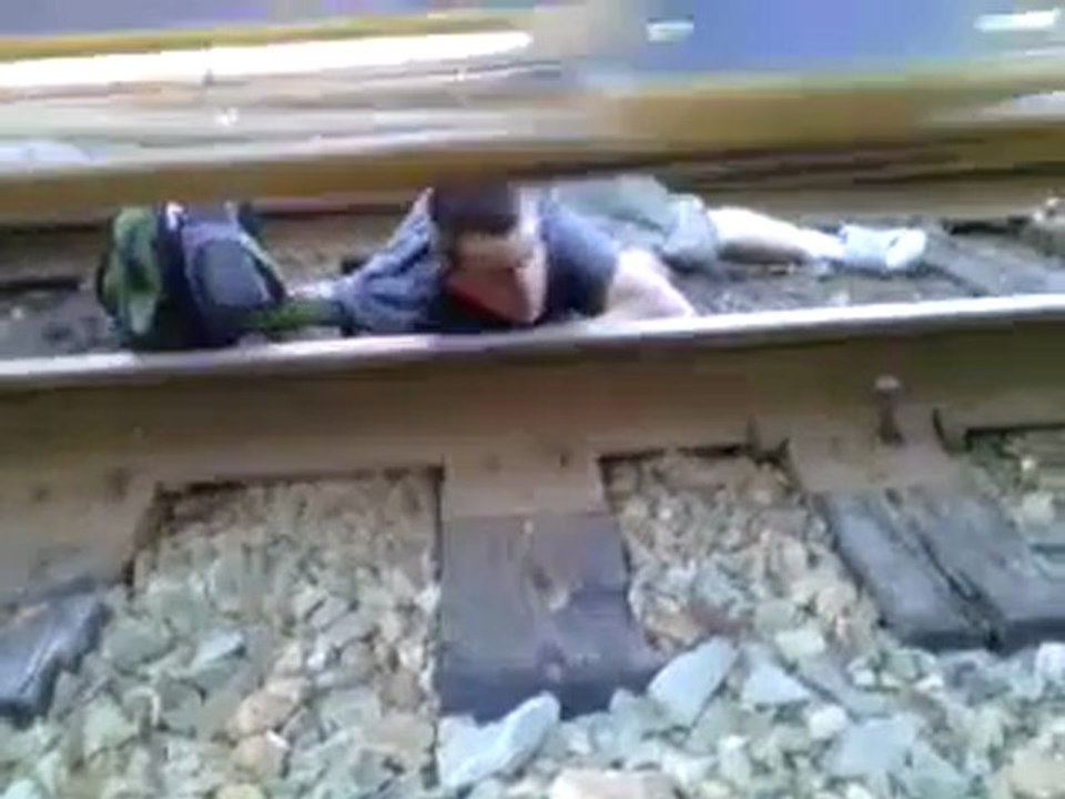 homme-impatient-sous-train