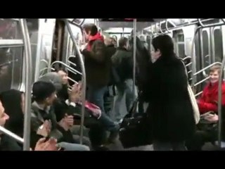 Le wagon heureux du métro de New york - Tout va pour le mieux dans le métro de New York