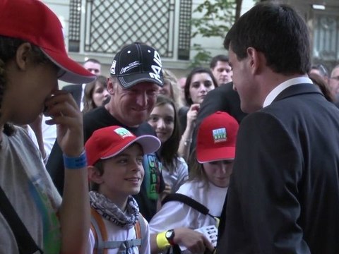 Manuel Valls rencontre les enfants du City Raid Andros