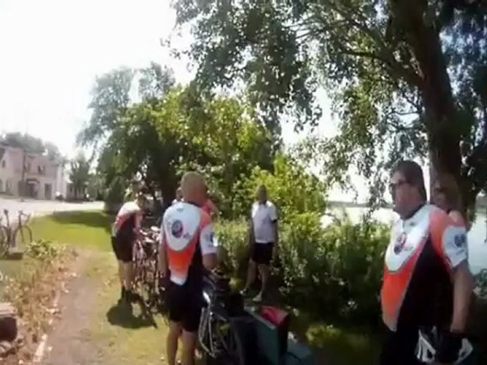 Une petite pause à Les Cèdres, Québec,  le 17 juin 2012. www.clubcycloroute.ca
