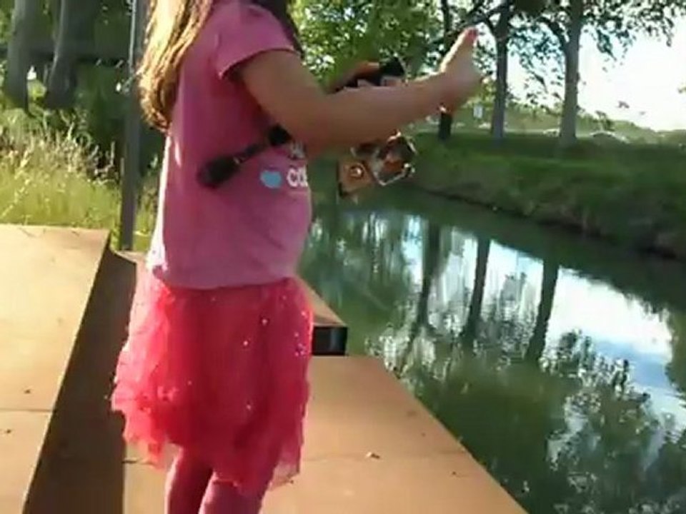 Bélinda, bientôt 5ans, ses premiers lancers avec son matos Sakura