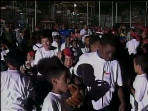 Ministros incitan a los niños a gritar Pa'lante comandante