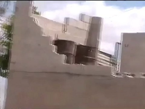 Syria فري برس حماه المحتلة الأربعين اثار القذائف على الحي 19 6 2012 Hama