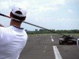 Balle de golf dans une Mercedes-Benz SLS AMG Roadster
