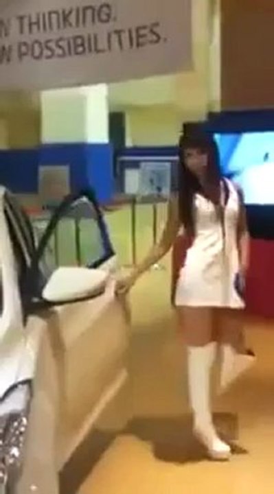 Нервный срыв красивой китаечки на автовыстовке