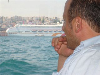 ay doğar gecelere daldım düşüncelere.eller aldı yarini ben kaldım köşelere