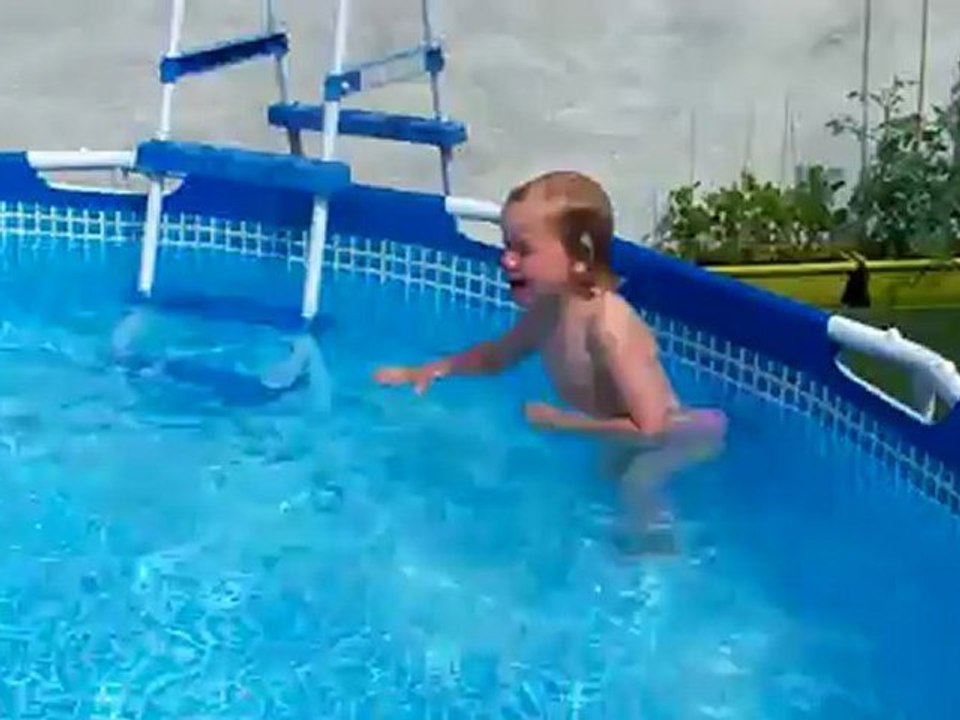 nina 4 ans à la piscine