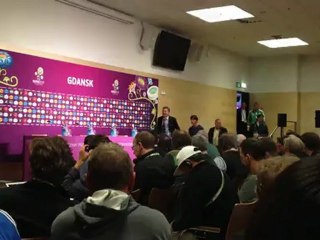 Άφιξη Λεβ στην αίθουσα Τύπου