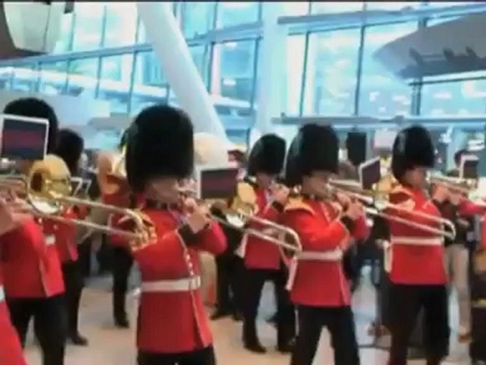 Olympische Ringe in Heathrow enthüllt
