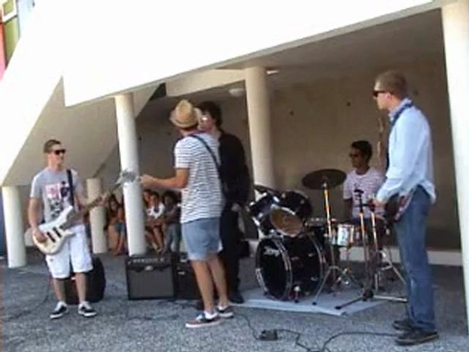 03 - SYRF and Look - Demain il pleut (Guerilla Poubelle cover)