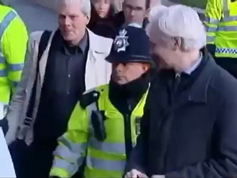 euronewsru - Эквадор обещает ответить Ассанджу в течение суток [H.264 360p]