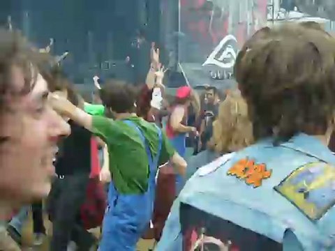 Petit circle pit pendant le concert de Street dogs au Hellfest 2012