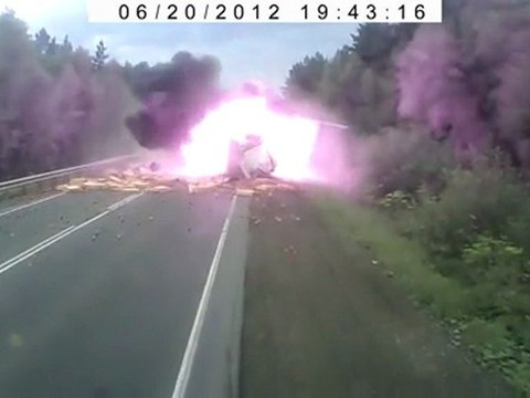 Un camion prend feu suite à un accident