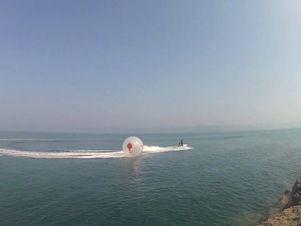 Zorb tirée par un Jet Ski