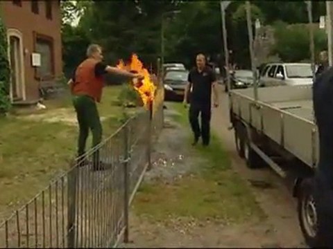 Il jette des cocktails molotov sur les agents (Haelen, Pays-Bas)