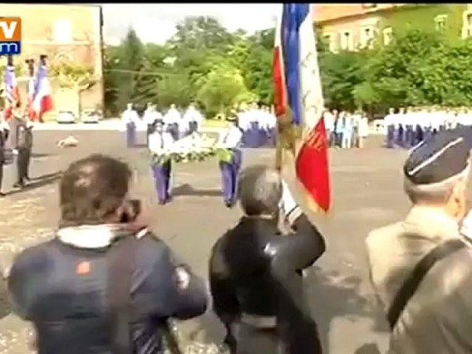 Hommage de Manuel Valls aux gendarmes tuées dans le Var