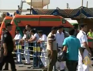 مبارك وابناه أمام المحكمة في القاهرة