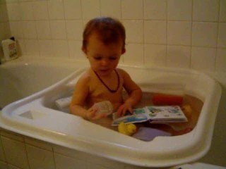 Dans le bain (12 mois)