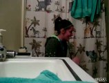 Banyodaki Kıza Eşek Şakası